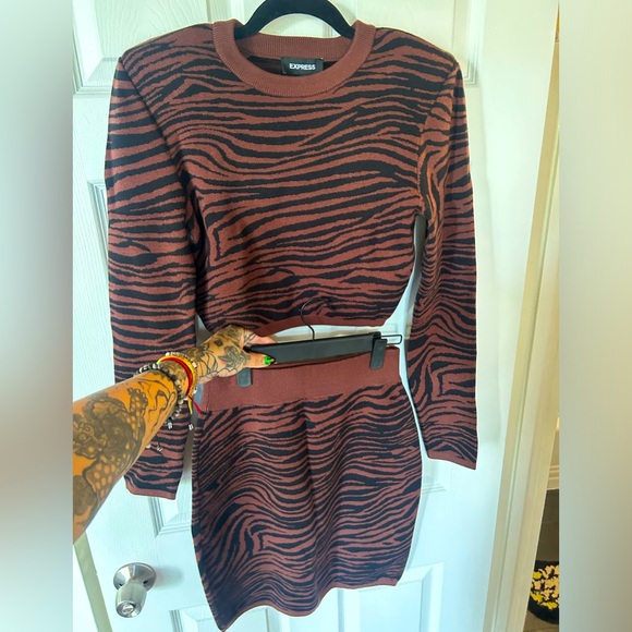 Express Zebra Print Mini Sweater Skirt burgundy red knit size M Skirt tiger - Picture 2 of 8